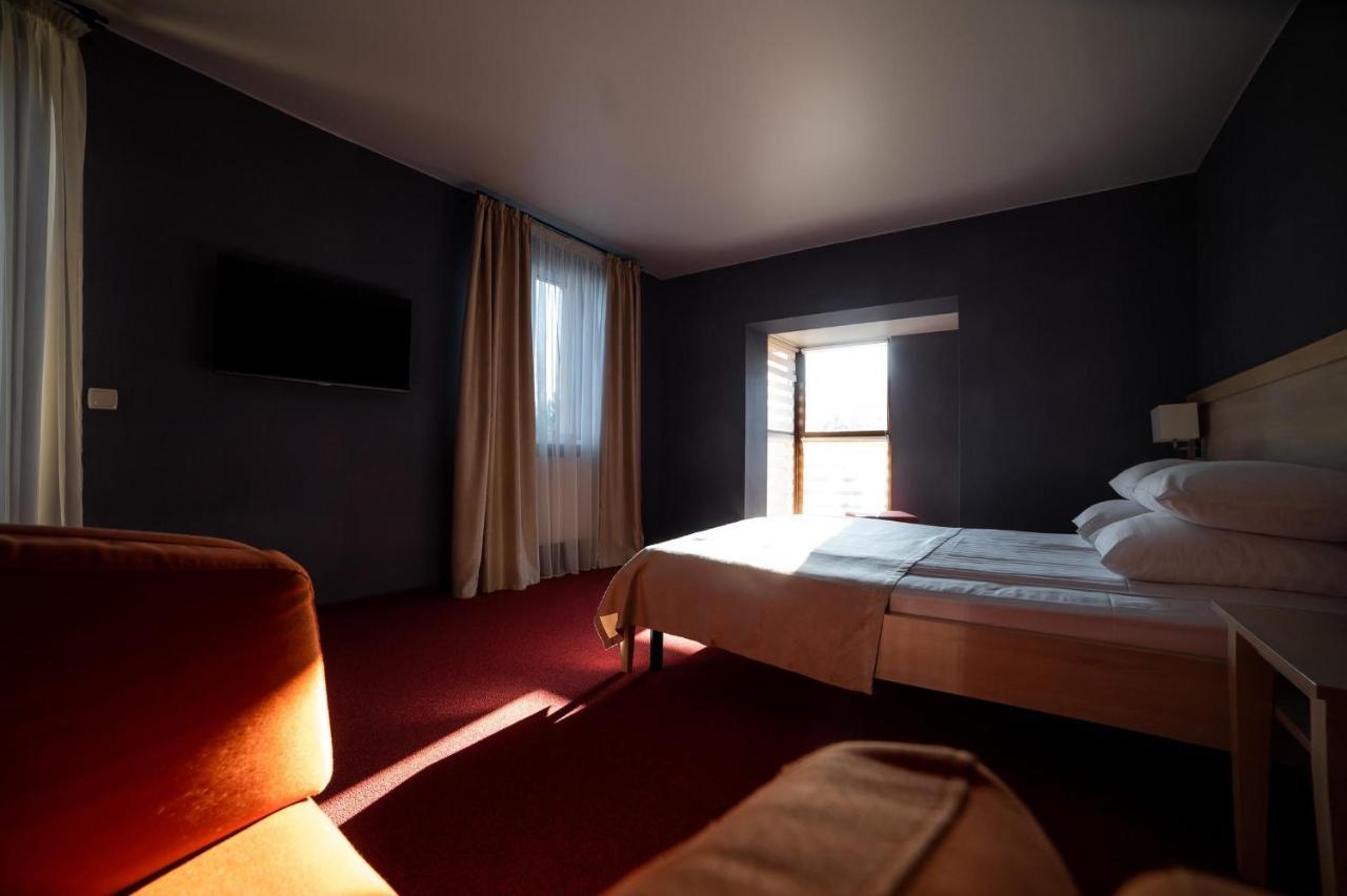 Sribni Leleky Hotel & Spa Lutsʼk Екстериор снимка